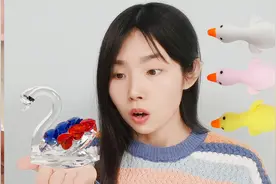 彩虹鸭捏捏乐里面藏着水晶天鹅，剪开6只彩虹鸭，能找到吗？视频封面