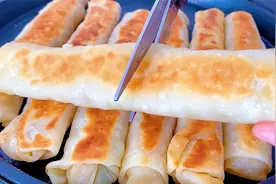 香，太香了！早餐店超火的土豆盒子，教你在家做，比韭菜盒子还香