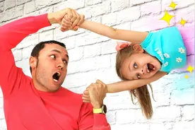 女孩随意使用魔法大门，自己卡在墙上下不来，幸好爸爸毁了魔法棒视频封面