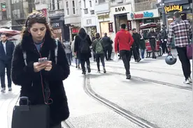 地处中东的土耳其，女人还戴头巾吗？到伊斯坦布尔街头看个究竟视频封面