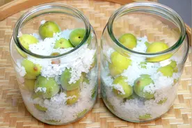 青梅最好吃的做法，教你做潮汕腌咸梅，无任何添加，放10年不坏