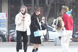 街头恶搞：忽然飞来一只“大鸟”，一众小姐姐花容失色视频封面