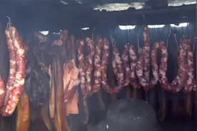 湖南湘西烟熏腊肉的传统做法，祖祖辈辈都这样做