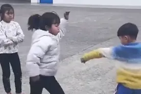 湖南永州打拳男孩被女生扛走后续，男孩登门切磋被小姐姐踢飞视频封面