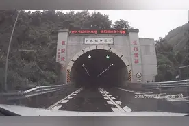 云南昆磨高速，雨中通过大风垭口 (元江至景洪段)视频封面