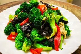 西兰花炒肉片，炒之前多加这一步，炒出来翠绿不变色，营养又美味