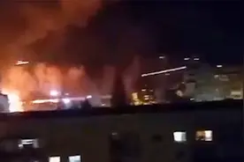 俄乌两军在乌克兰苏梅市中心激烈交火 硝烟弥漫子弹划破夜幕视频封面