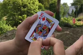 为什么手指一弹，纸牌能瞬间变换？想要什么就来什么牌，真简单