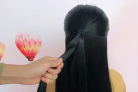 最近很流行的一款披肩丸子头，扎法简单，齐肩以上的头发都能扎