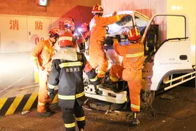 福银高速商州往山阳方向  两车追尾两人被困视频封面