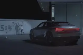 奥迪打造黑科技！用灯做投影还能打游戏，灯厂永远领先一步视频封面