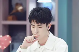 翻车？于朦胧疑似用替身录节目，工作人员戴头套充数，被批不敬业