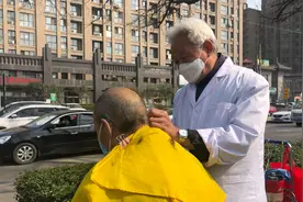 西安81岁爷爷街头理发13年:价格低回头客多，一天理过70多人视频封面