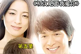 小孩恶狠狠的看着妈妈，还故意把小便尿到地上视频封面