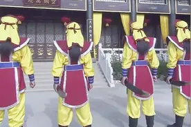 包拯四大护卫联手也不敌王府高手，南侠展昭霸气出手，立马就放人视频封面