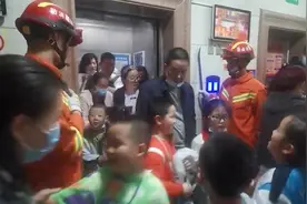 新疆22人被困故障电梯半小时，消防队员到现场5分钟解决问题
