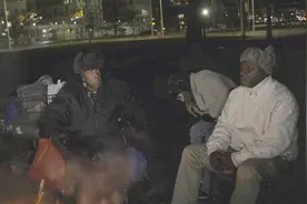 美国底特律一夜之间破产，汽车工人变流浪汉，圣诞夜流落公园烤火视频封面
