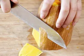 南瓜皮厚又硬不好去皮，妙招来帮你轻松搞定