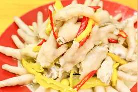 在家做一道泡椒凤爪，配上柠檬小米辣，这鸡爪马上就高端了