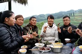 又到吃姨妈菜的季节了，在蒸一盘排骨香肠配着吃，荤素搭配很下饭