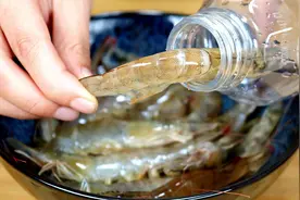 卖海鲜老板说漏嘴，大虾保鲜只需一个塑料瓶，放几个月也新鲜！