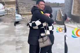 远嫁妹妹离家时，哥哥强忍泪水送别，网友：哥哥一定很爱他的妹妹