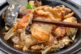 顺德鱼焖鸡的吃法，不放一滴水，鱼香鸡嫩没腥味，上桌连渣都不剩