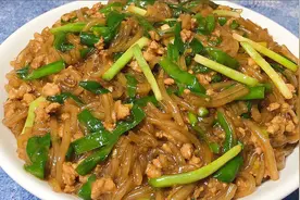 小厨分享韭菜粉条的简单做法，爽滑筋道，好吃又下饭