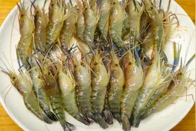 今天买的罗氏虾真漂亮，做一道“三葱爆虾”，征服全村人的胃