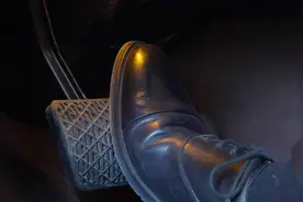 为什么越踩刹车，车速反而越快？老司机：很多车祸都是这样发生的视频封面