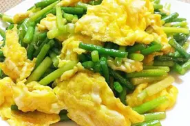 吃多了大饭店的菜品，现在更喜欢吃农村口味，土鸡蛋炒蒜心