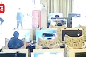男子网吧抽烟被劝阻暴力砸电脑 警方：拘留14天！视频封面