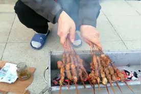 农村小伙花100块钱买了一把羊肉串，炭火烤制10分钟，2人吃的真香