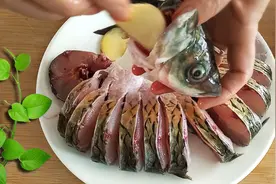 草鱼实惠又好吃，学会这个清蒸做法，3斤大的鱼还不够吃