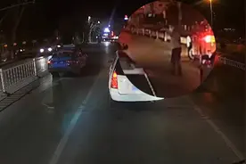 消防车出警遇私家车堵路，男司机自发疏路，消防队全城寻人