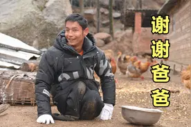 洛阳68岁老人为抚养弃婴终身不娶，男孩爬行养鸡挣钱报答养育之恩