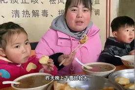 农村大雪下一夜，早餐喝胡辣汤，水煎包配油馍，地道家乡味，带劲