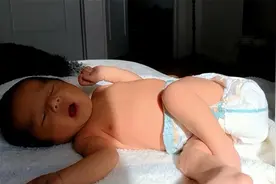 出生5天的小宝宝，晒太阳退黄疸，阳光下懒洋洋的小模样太萌了视频封面