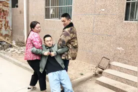 短剧：弟弟打工八年身价千万，装乞丐回家被哥嫂扔粪坑，结局解气视频封面