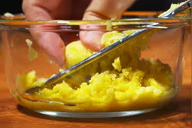 冬天，生姜搭配牛奶，解决很多女人的烦恼，了解它的作用终身受益