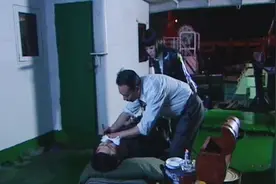 燕双鹰不打麻药，直接从身体里取子弹，真是硬汉视频封面