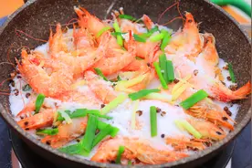 大虾直接扔到盐上焖，厨师长这样做盐焗虾，咸香鲜嫩，盐能重复用