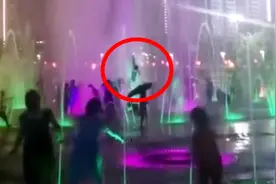 山东威海一名儿童喷泉中玩耍被冲飞 目击者：有两三米高！