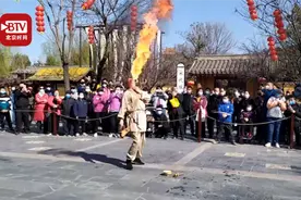 景区艺人表演喷火每年嘴含千斤煤油需多次胃洗 游客：有点心疼