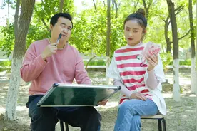 姑娘摆摊：打什么东西不费一点力气还很舒服？懒汉轻松赢走1000元