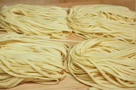 你做的手擀面为啥有腥味，容易断？教你一招，劲道爽滑扯不断