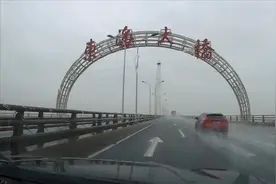 花40元钱体验在跨海大桥上跑一个来回，你们说值不值？视频封面