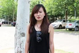 无赖给美女擦车玻璃，问美女要钱，又是碰瓷又是动刀子视频封面
