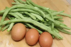豆角炒鸡蛋切记不要直接下锅炒，分享一招，鲜香入味，好吃超解馋