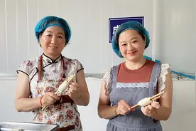 姐妹俩卷面筋，妹妹穿裙子干活麻利，姐姐穿旗袍大方得体视频封面